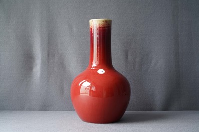 Un vase en porcelaine de Chine monochrome sang de boeuf, 19&egrave;me