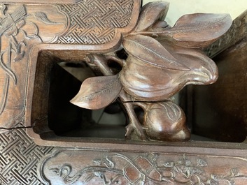 Une &eacute;tag&egrave;re en bois sculpt&eacute; &agrave; d&eacute;cor raffin&eacute;, Chine, 19&egrave;me