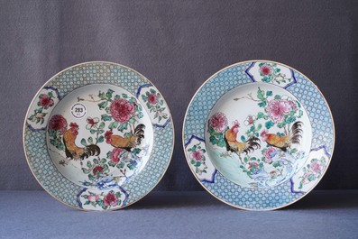 Une paire d'assiettes en porcelaine de Chine famille rose &agrave; d&eacute;cor de coqs, Yongzheng