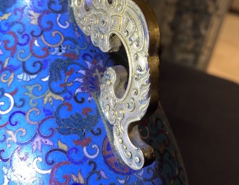 Een Chinese cloisonn&eacute; 'moonflask' vaas met herten en kraanvogels, Qianlong merk, 19e eeuw