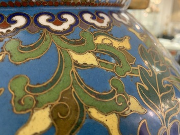 Een grote Chinese cloisonn&eacute; hu vaas met lotusslingers, gemerkt Qi Yu Bao Tung Chih Chen, 19e eeuw