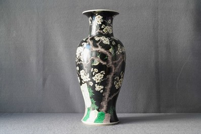 Un vase en porcelaine de Chine famille noire &agrave; d&eacute;cor d'oiseaux parmi fleurs, Kangxi