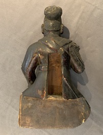 Une figure de Guan Yu en bois laqu&eacute; et dor&eacute;, Chine, Ming