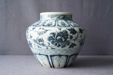 Een blauw-witte Annamese vaas met floraal decor, Vietnam, 15/16e eeuw