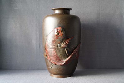 Un grand vase en bronze &agrave; d&eacute;cor d'un koi, Japon, Meiji, 19&egrave;me