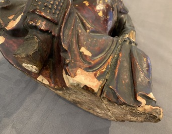 Een Chinese gelakt en verguld houten figuur van Guan Yu, Ming