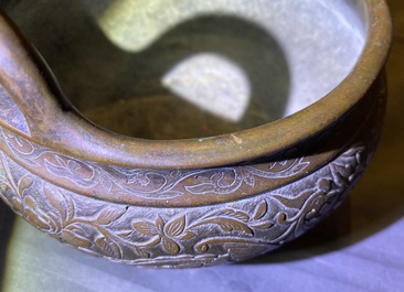 Een Chinese bronzen wierookbrander met feniksen en pioenen, Xuande merk, 18e eeuw