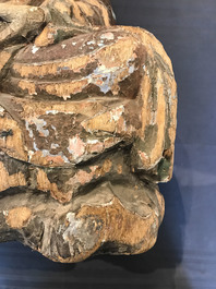 Een grote Chinese beschilderd houten figuur van een Boeddhistische monnik, Ming