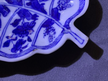 Een Chinees blauw-wit bladvormig schoteltje, Kangxi