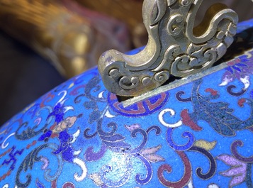 Een Chinese cloisonn&eacute; 'moonflask' vaas met herten en kraanvogels, Qianlong merk, 19e eeuw