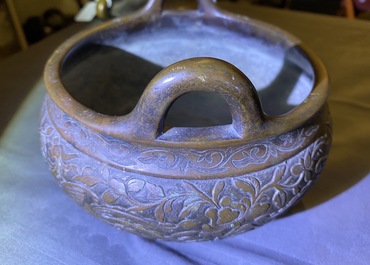 Een Chinese bronzen wierookbrander met feniksen en pioenen, Xuande merk, 18e eeuw