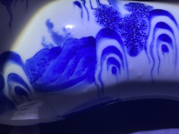 Un vase en porcelaine de Chine en bleu et blanc &agrave; d&eacute;cor de figures dans un paysage, &eacute;poque Transition