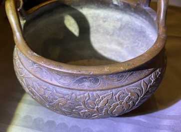 Een Chinese bronzen wierookbrander met feniksen en pioenen, Xuande merk, 18e eeuw