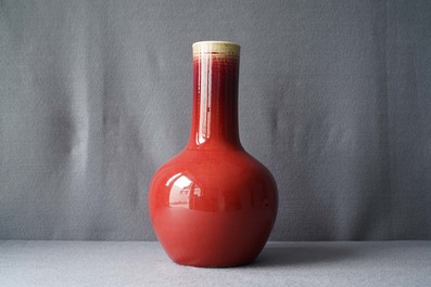 Een Chinese monochrome sang-de-boeuf flesvormige vaas, 19e eeuw