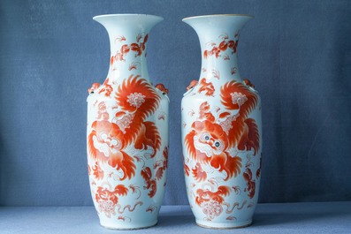 Une paire de vases en porcelaine de Chine &agrave; d&eacute;cor de lions bouddhistes en rouge de fer, 19/20&egrave;me