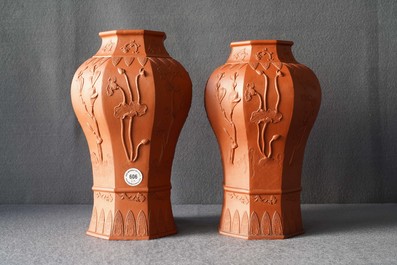 Une paire de vases de forme balustre en gr&egrave;s de Yixing &agrave; d&eacute;cor en relief, Chine, Kangxi