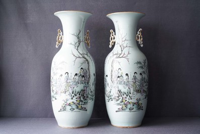 Une paire de vases en porcelaine de Chine qianjiang cai &agrave; d&eacute;cor de dames dans un jardin, 19/20&egrave;me