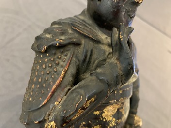 Une figure de Guan Yu en bois laqu&eacute; et dor&eacute;, Chine, Ming