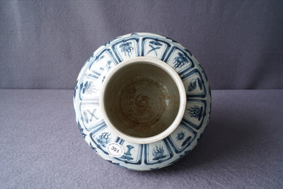 Un vase en gr&egrave;s porcelaineux en bleu et blanc, Annam, Vietnam, 15/16&egrave;me