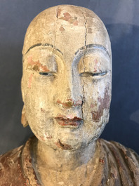 Een grote Chinese beschilderd houten figuur van een Boeddhistische monnik, Ming