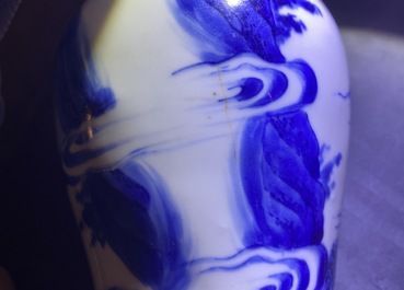 Un vase en porcelaine de Chine en bleu et blanc &agrave; d&eacute;cor de figures dans un paysage, &eacute;poque Transition