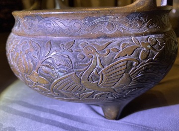 Een Chinese bronzen wierookbrander met feniksen en pioenen, Xuande merk, 18e eeuw