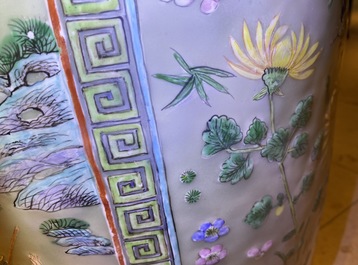 Une paire de grands vases en porcelaine de Chine famille verte &agrave; fond c&eacute;ladon, 19&egrave;me