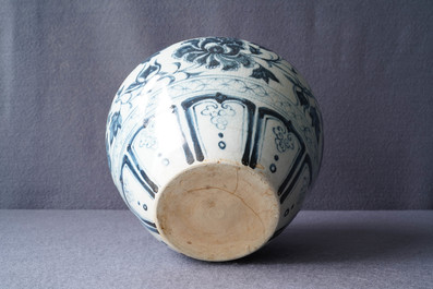 An Annamese blue and white vase with floral design, Vietnam, 15/16th C.