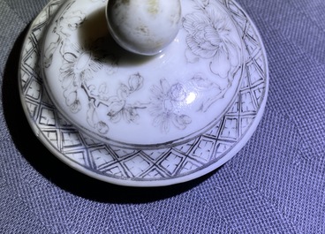 Een Chinees grisaille 15-delig theeservies met 'bordeel' decor, Yongzheng/Qianlong