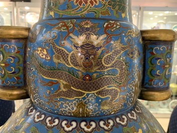 Een grote Chinese cloisonn&eacute; hu vaas met lotusslingers, gemerkt Qi Yu Bao Tung Chih Chen, 19e eeuw