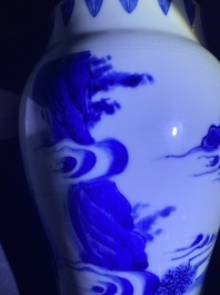 Un vase en porcelaine de Chine en bleu et blanc &agrave; d&eacute;cor de figures dans un paysage, &eacute;poque Transition