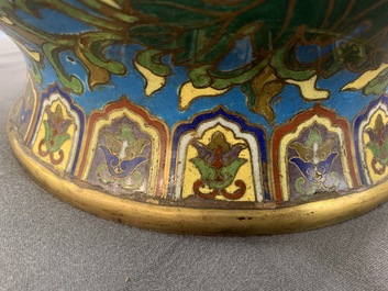 Een grote Chinese cloisonn&eacute; hu vaas met lotusslingers, gemerkt Qi Yu Bao Tung Chih Chen, 19e eeuw