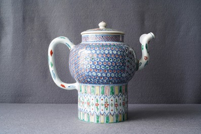 Une grande th&eacute;i&egrave;re couverte en porcelaine de Chine wucai, &eacute;poque Transition ou Kangxi