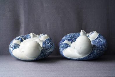 Twee Chinese blauw-witte figuren van Boeddha, 19/20e eeuw