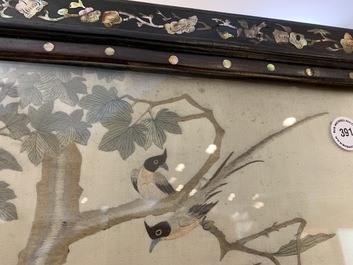 Een groot Chinees met parelmoer ingelegd houten scherm met zijden borduursel, 19e eeuw