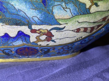 Een Chinese cloisonn&eacute; 'moonflask' vaas met herten en kraanvogels, Qianlong merk, 19e eeuw