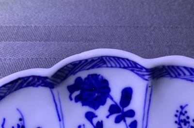 Een Chinees blauw-wit bladvormig schoteltje, Kangxi