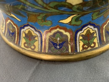 Een grote Chinese cloisonn&eacute; hu vaas met lotusslingers, gemerkt Qi Yu Bao Tung Chih Chen, 19e eeuw