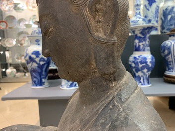 Een grote Chinese gietijzeren figuur van Guanyin met opschrift op de rug, Ming/Qing