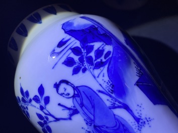 Un vase en porcelaine de Chine en bleu et blanc &agrave; d&eacute;cor de figures dans un paysage, &eacute;poque Transition