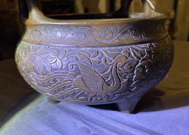 Een Chinese bronzen wierookbrander met feniksen en pioenen, Xuande merk, 18e eeuw