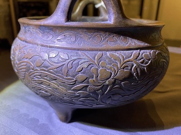 Een Chinese bronzen wierookbrander met feniksen en pioenen, Xuande merk, 18e eeuw