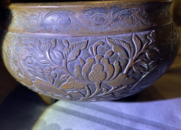 Een Chinese bronzen wierookbrander met feniksen en pioenen, Xuande merk, 18e eeuw