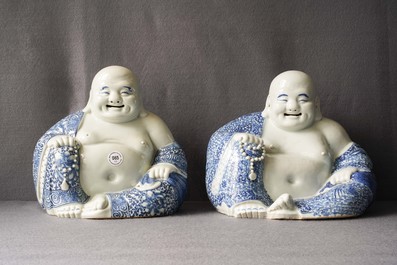 Deux figures de Bouddha en porcelaine de Chine en bleu et blanc, 19/20&egrave;me