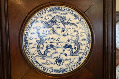 Een Chinees houten kamerscherm met blauw-witte plaquettes met draken, 19e eeuw