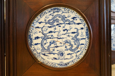 Een Chinees houten kamerscherm met blauw-witte plaquettes met draken, 19e eeuw