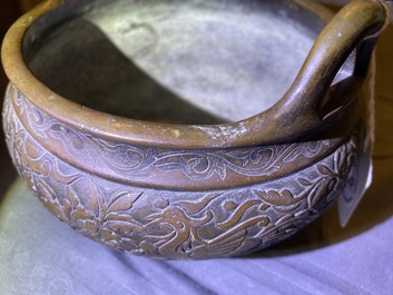 Een Chinese bronzen wierookbrander met feniksen en pioenen, Xuande merk, 18e eeuw