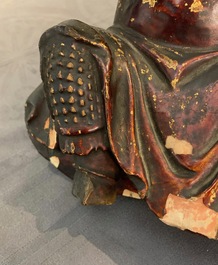 Een Chinese gelakt en verguld houten figuur van Guan Yu, Ming