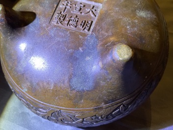 Een Chinese bronzen wierookbrander met feniksen en pioenen, Xuande merk, 18e eeuw