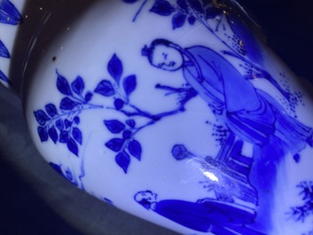 Un vase en porcelaine de Chine en bleu et blanc &agrave; d&eacute;cor de figures dans un paysage, &eacute;poque Transition